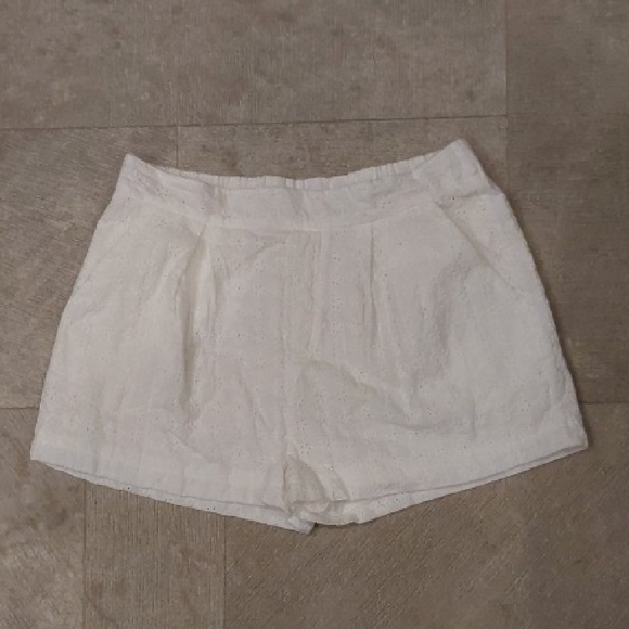 Altar'd State Pants - Altar'd State White Cotton Eyelet Pleated Womens Shorts Size L